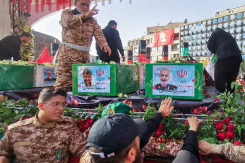 إيران تُشيع قادة وعلماء استشهدوا خلال الحرب مع إسرائيل.. وعراقجي يندد بتصريحات ترامب بحق خامنئي.. (صور)
