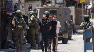 بينهم صحفي.. الجيش الإسرائيلي يعتقل 27 فلسطينيا بالضفة