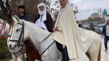 حجاج إسبان يعبرون 11 دولة على ظهور الخيول وصولاً إلى السعودية ! – أخبار السعودية