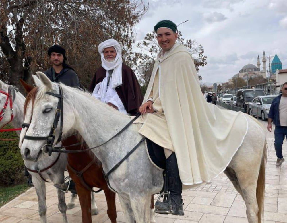 حجاج إسبان يعبرون 11 دولة على ظهور الخيول وصولاً إلى السعودية ! – أخبار السعودية