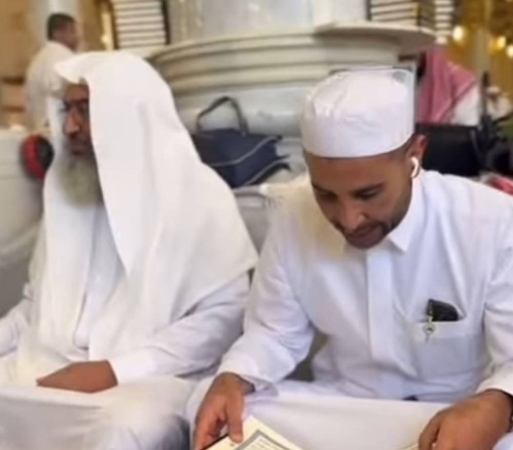 أحمد سعد يشارك جمهوره تعلّمه تجويد القرآن داخل المسجد النبوي – أخبار السعودية