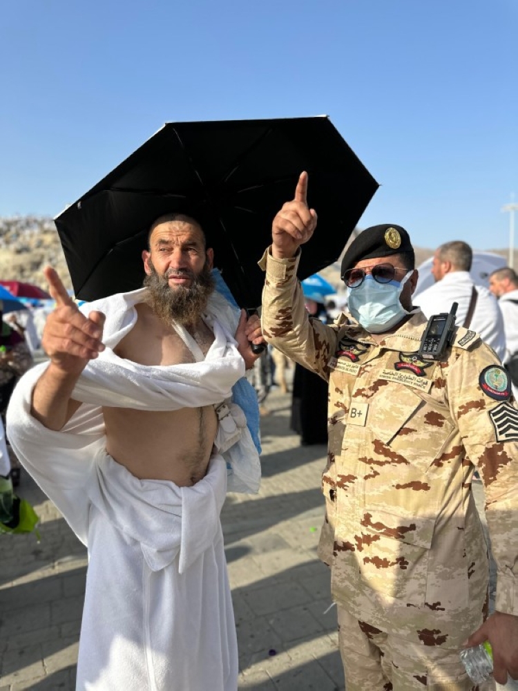 «رجال الطوارئ» يد حانية على ضيوف الرحمن – أخبار السعودية
