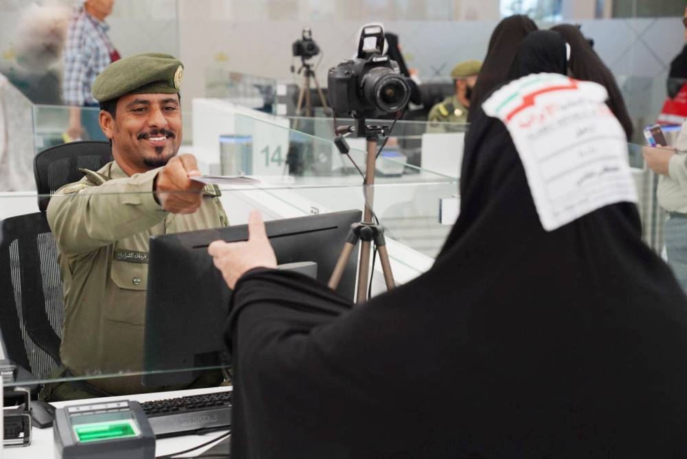 «الجوازات» تسخِّر إمكاناتها لعودة الحجاج الإيرانيين.. و«حرس الحدود» يواصل تقديم خدماته لهم – أخبار السعودية