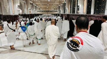 الحجاج يستعدون لخطبة عرفة وصلاة الظهر والعصر جمعًا وقصرًا