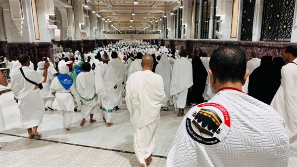الحجاج يستعدون لخطبة عرفة وصلاة الظهر والعصر جمعًا وقصرًا