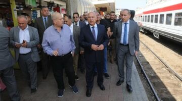 وزير النقل يتفقد محطة سكك حديد مصر برمسيس.. ويؤكد: تطبيق مبدأ الثواب والعقاب وعلى الجميع