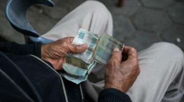 ضغوط الحرب تُجبر الشركات على كسر ثبات الأسعار