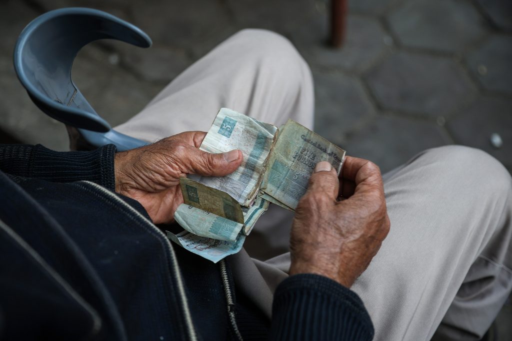 ضغوط الحرب تُجبر الشركات على كسر ثبات الأسعار