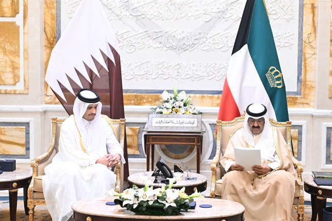سمو أمير البلاد يتسلم رسالة خطية من أمير قطر