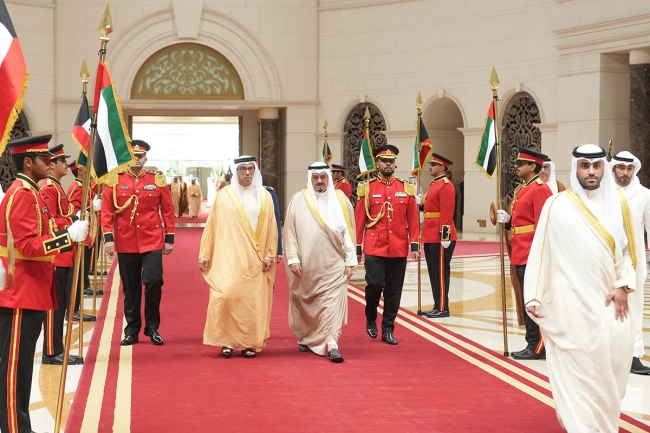 نائب رئيس الإمارات يصل الكويت في زيارة رسمية