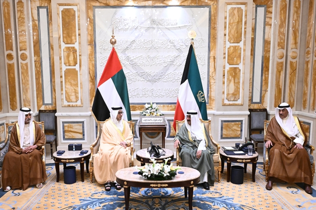 سمو الأمير يستقبل نائب رئيس الإمارات بمناسبة زيارته الرسمية للبلاد
