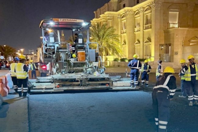 «الأشغال» تواصل صيانة الطرق في العديلية