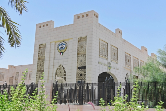 «الخارجية» تهيب بالمواطنين أخذ الحيطة والحذر ومغادرة المناطق المتوترة