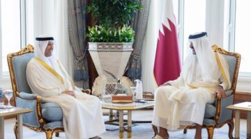 أمير قطر يمنح سفير الكويت وسام «الوجبة»