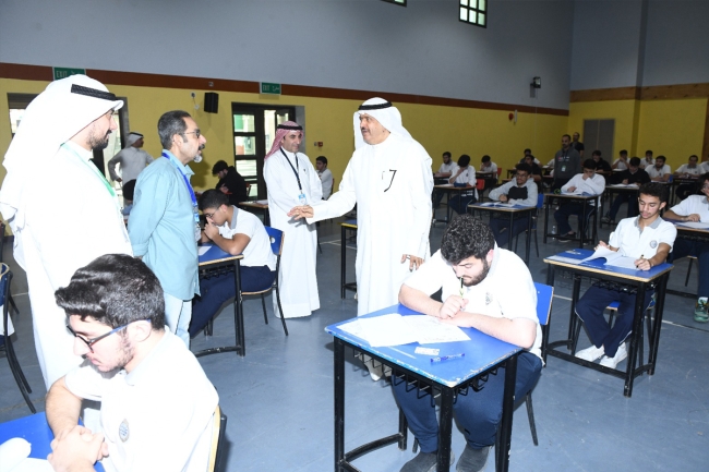 محافظ حولي يتفقد اختبارات الثانوية