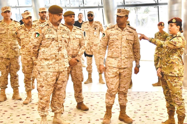 نائب رئيس الأركان يطلع على إجراءات تسجيل الدفعة الأولى من العنصر النسائي