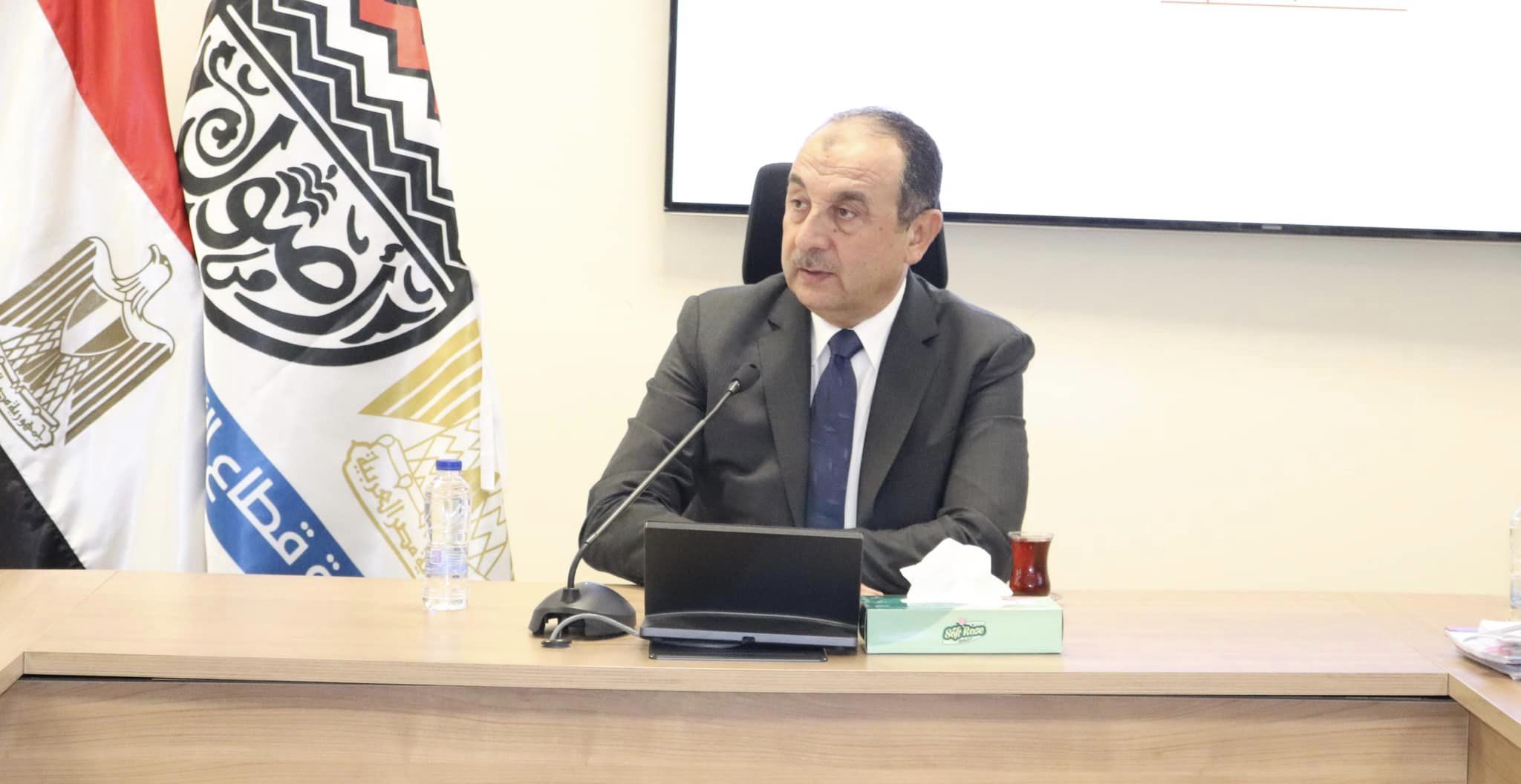 وزير قطاع الأعمال يبحث مع رؤساء الشركات القابضة مشروعات التطوير والشراكة