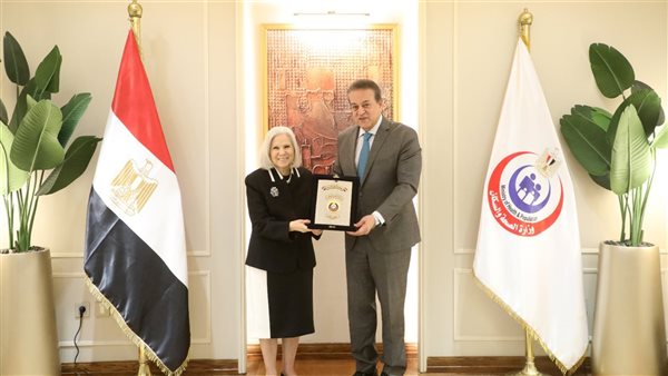 وزير الصحة والسكان يُكرم السفيرة هيفاء أبو غزالة تقديرًا لجهودها خلال فترة ولايتها
