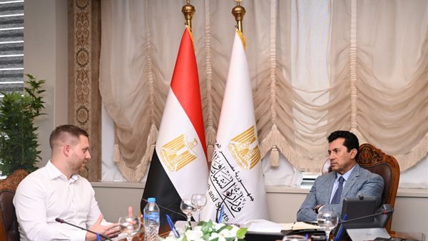 وزير الشباب يبحث مع مسؤولي شركة ألمانية سُبل تسويق المعسكرات الرياضية