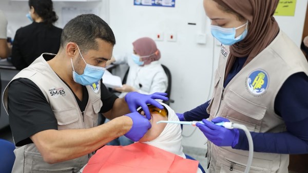 تطوع أطباء أسنان مصريين بأمريكا لعلاج مرضى مشكلات الفم بمركز بمدينة نصر