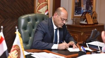 صرف تعويضات لأسر 4 عمال وإثنين من المصابين في سقوط مدخنة مصنع بالصف