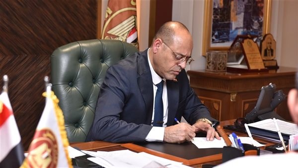 صرف تعويضات لأسر 4 عمال وإثنين من المصابين في سقوط مدخنة مصنع بالصف
