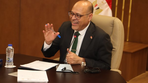 بعد مفاوضات ناجحة.. وزارة العمل تعيد حقوق 49 عاملًا بإحدى الدول العربية