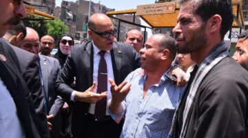 وزير العمل وسط عمال التراحيل: تخصيص أماكن انتظار لائقة