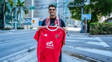 زيزو يشارك جمهوره بصورة جديدة بزي الأهلي
