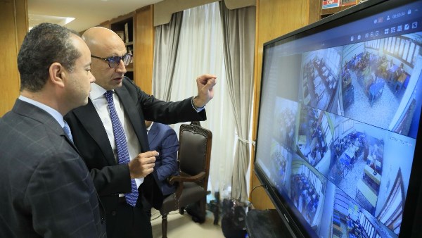 وزير التعليم يراقب ثاني أيام امتحانات الثانوية العامة من غرفة عمليات الوزارة