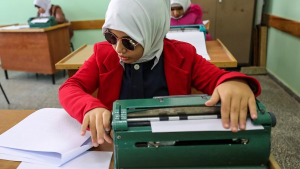 ماراثون الثانوية العامة |طلاب مدارس المكفوفين “النظام القديم” يؤدون الفلسفة والمنطق اليوم