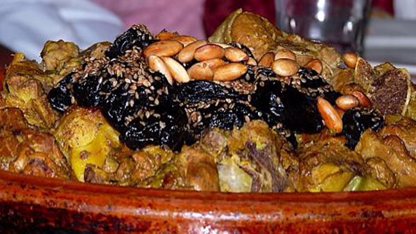 في عيد الأضحى.. دلّلي ضيوفك بطاجن اللحم المغربي بالبرقوق والعسل