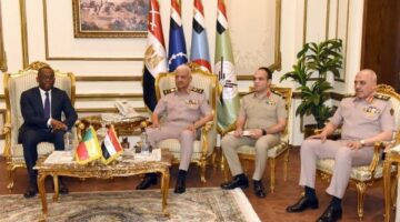 وزير الدفاع يلتقى وزير خارجية بنين لبحث التعاون في المجالات الدفاعية والأمنية