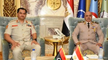 رئيس الأركان يلتقى نظيره الليبى لبحث التعاون العسكري المشترك