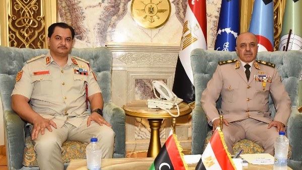 رئيس الأركان يلتقى نظيره الليبى لبحث التعاون العسكري المشترك