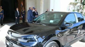 الرئيس السيسي يتفقد عددًا من سيارات سيتروين C4X المصنعة محليًا بنسبة مكون 45%