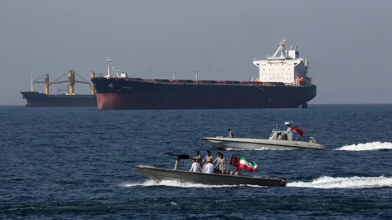 نواب إيرانيون يلوّحون بإغلاق مضيق هرمز حال تدخل واشنطن عسكريًا – newnews4