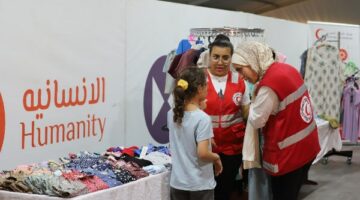 الهلال الأحمر المصري يوزع ملابس العيد على أطفال الأسر الفلسطينية والمصرية