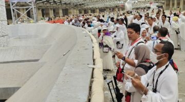 حجاج الجمعيات الأهلية يؤدون رمي الجمرات في أول أيام التشريق