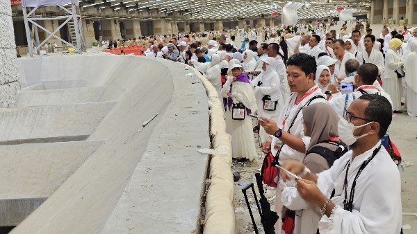 حجاج الجمعيات الأهلية يؤدون رمي الجمرات في أول أيام التشريق