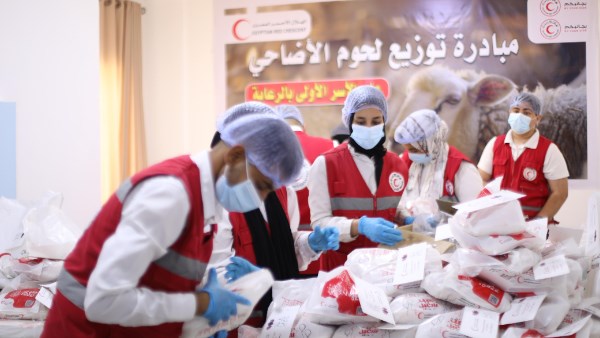 20 ألف أسرة.. الهلال الأحمر يوزع أضاحي العيد على الأولى بالرعاية