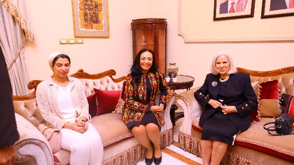 وزيرة التضامن تكرم السفيرة هيفاء أبو غزالة تقديرًا لجهودها في العمل الاجتماعي العربي