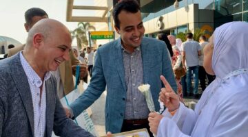 نقابة الصحفيين تستقبل حجاج النقابة بمطار القاهرة عقب عودتهم من الأراضي المقدسة