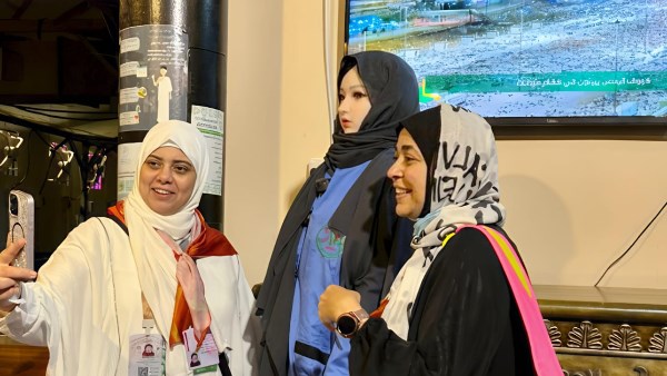 نواف ونورة.. روبوتات ذكية ترحب بحجاج الـ5 نجوم في مشعر منى.. صور
