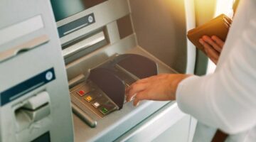 أخطاء استخدام ماكينة ATM حال السحب أو الإيداع أو الاستعلام وطرق حلها