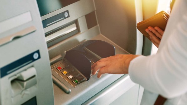 أخطاء استخدام ماكينة ATM حال السحب أو الإيداع أو الاستعلام وطرق حلها