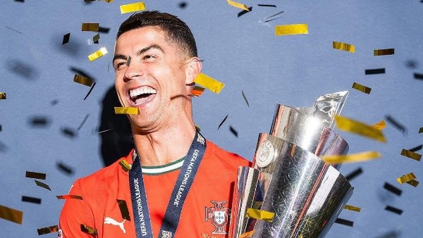 بجلسة تصوير.. رونالدو يحتفل بلقب دوري الأمم الأوروبية