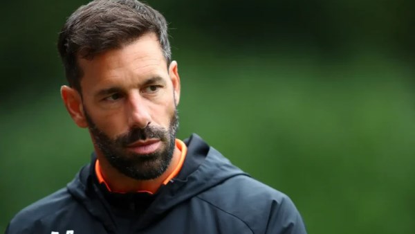 ليستر سيتي يقيل مدربه فان نيستلروي بعد الهبوط للتشامبيونشيب