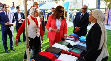 وزيرة التنمية المحلية وعميد كلية التعليم المستمر يتفقدان معرضي ” أيادي مصر ” وخريجات منحة AUC SHE Can