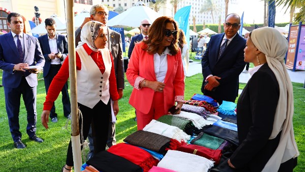 وزيرة التنمية المحلية وعميد كلية التعليم المستمر يتفقدان معرضي ” أيادي مصر ” وخريجات منحة AUC SHE Can